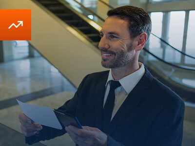 Profissional de agente de aeroporto sorrindo, satisfeito com a profissão